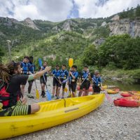 Des séjours sportifs, avec des moniteurs brevetés d’état accompagnent les groupes de jeunes.