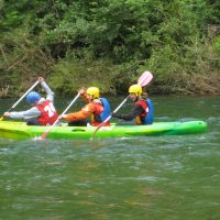 Des séjours sportifs, avec des moniteurs brevetés d’état accompagnent les groupes de jeunes.